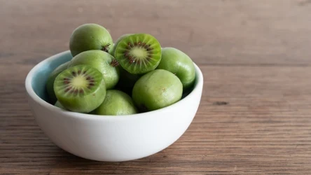 ​Jest mniejszy od kiwi, lecz zawiera mnóstwo witamin. Włącz ten owoc do diety