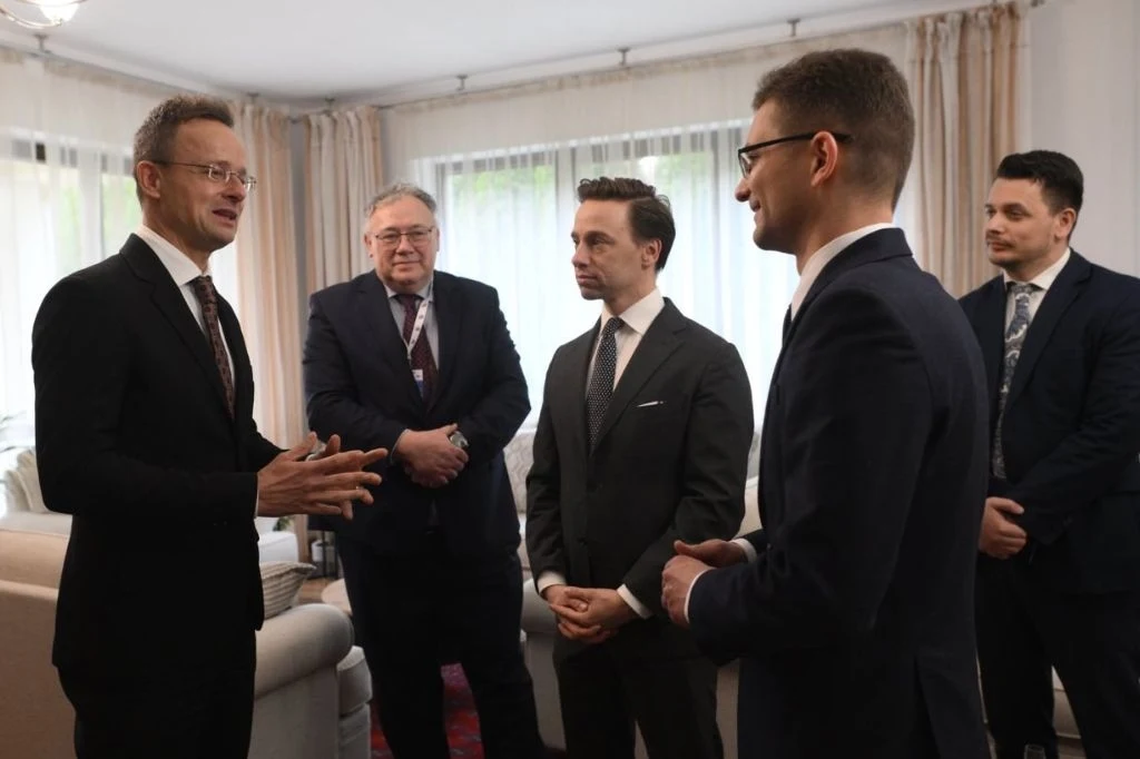 Peter Szijjarto z wizytą w Warszawie. "W Polsce dzieją się skandaliczne rzeczy" Peter Szijjarto z wizytą w Warszawie. "W Polsce dzieją się skandaliczne rzeczy"