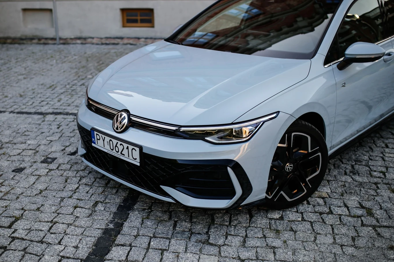 W ramach modernizacji Volkswagen Golf otrzymał m.in. delikatnie przemodelowane reflektory oraz ostrzej wyglądający przód.