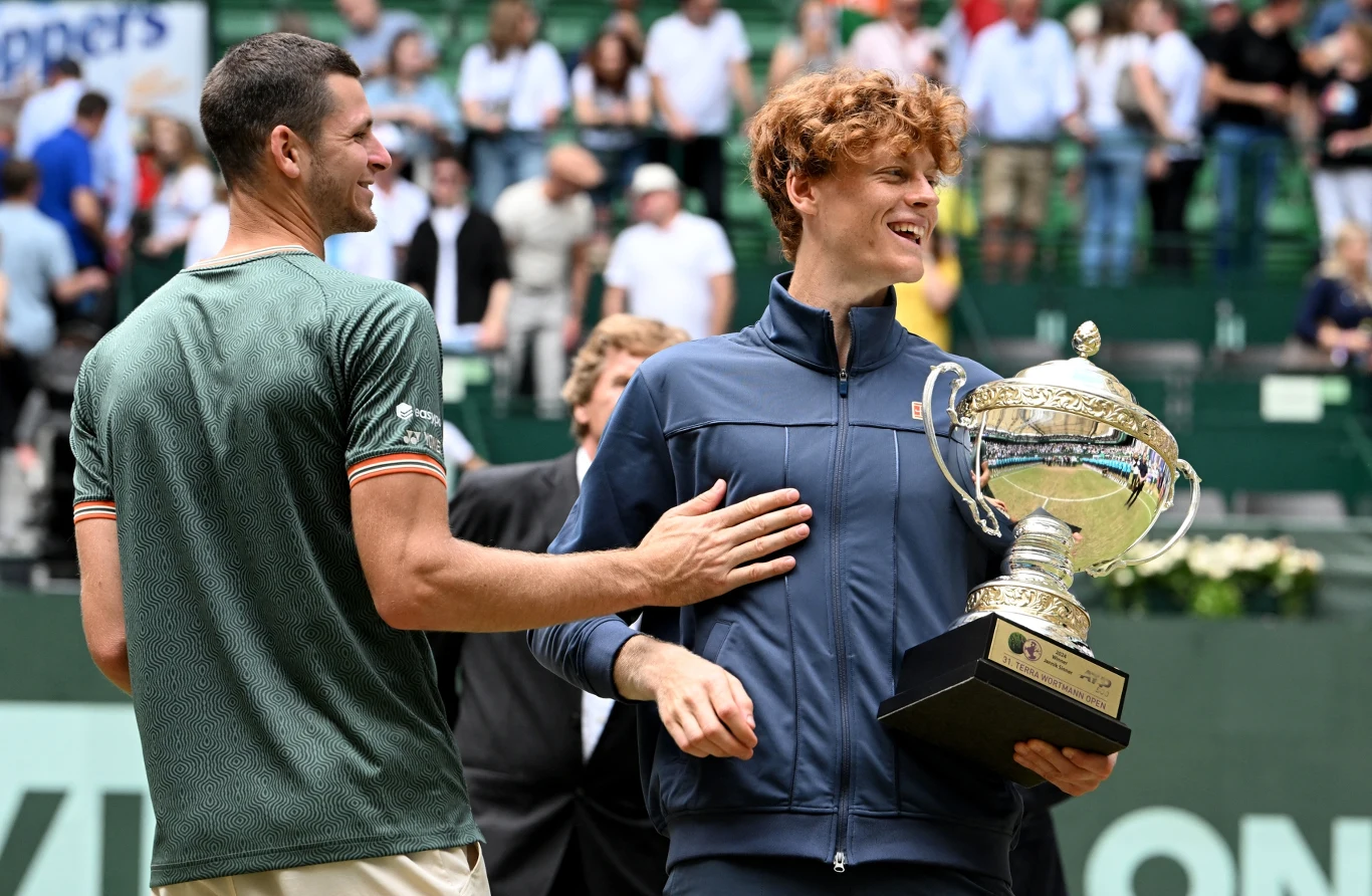 Swój poprzedni mecz w deblu Hubert Hurkacz zagrał w ATP 500 w Halle, razem z Jannikiem Sinnerem. A później wystąpili przeciwko sobie Swój poprzedni mecz w deblu Hubert Hurkacz zagrał w ATP 500 w Halle, razem z Jannikiem Sinnerem. A później wystąpili przeciwko sobie