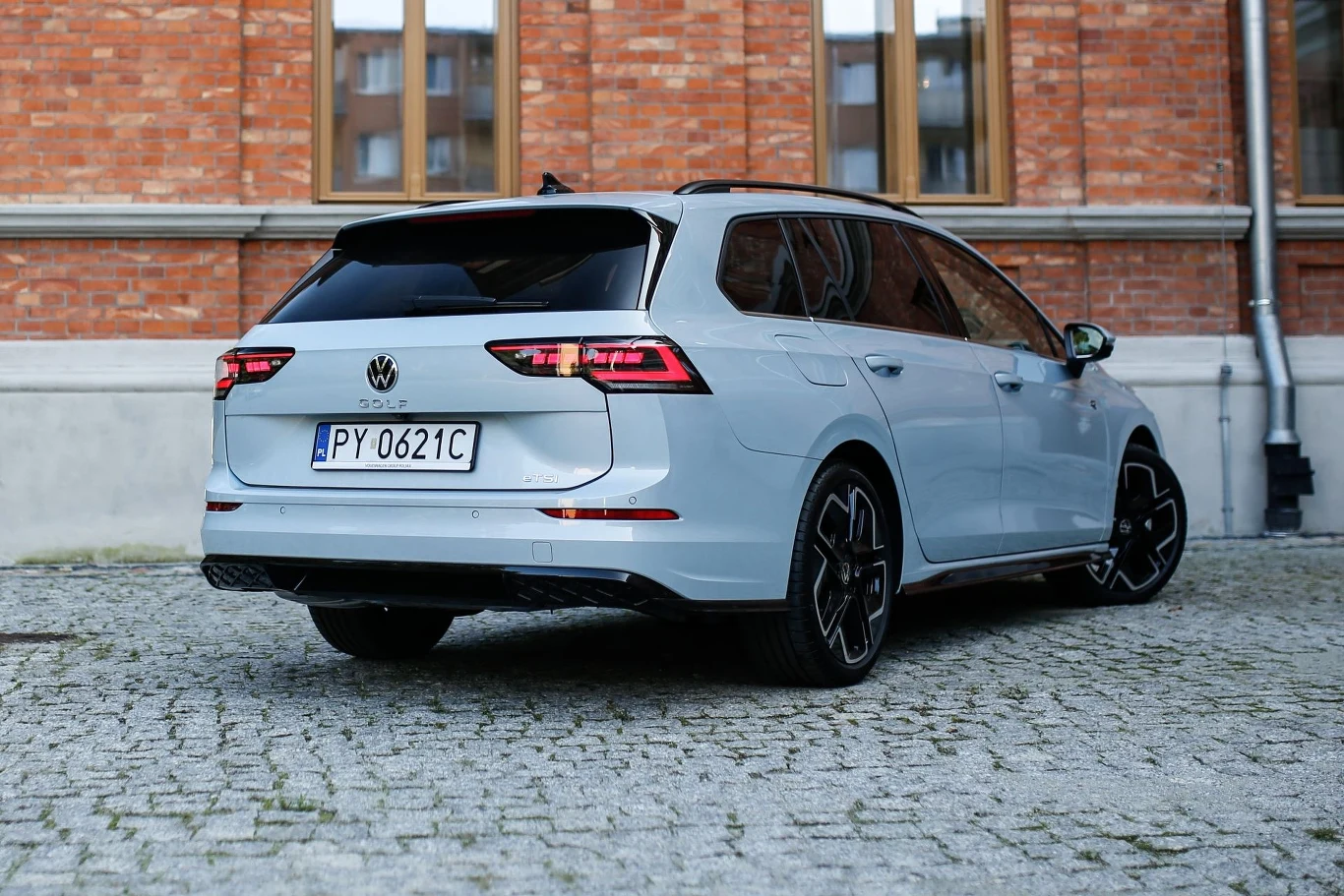 Volkswagen Golf dostępny jest z silnikiem benzynowym 1.5 wspomaganym przez 48-woltową instalację elektryczną. Miękka hybryda może dysponować mocą 116 KM lub 150 KM.