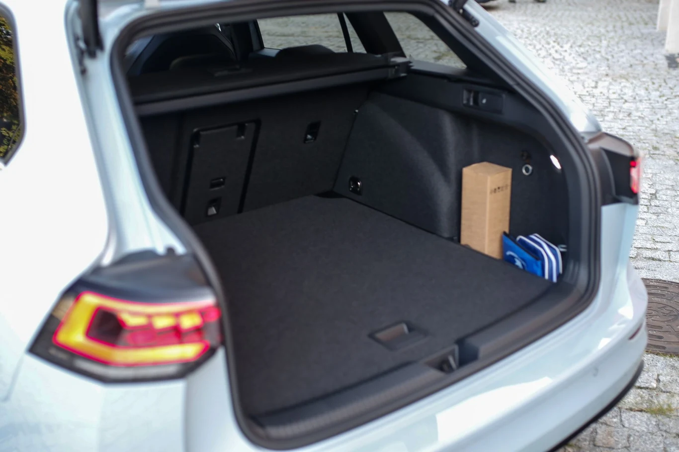 Bagażnik Volkswagena Golfa w nadwoziu kombi oferuje 611 litrów. Po złożeniu tylnej kanapy można tę przestrzeń powiększyć do 1 642 litrów.