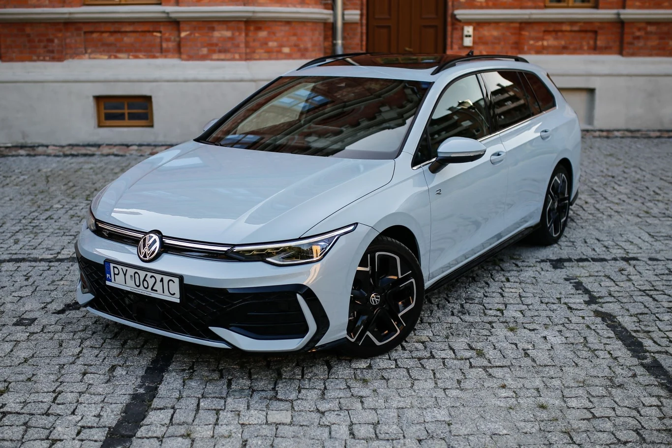 Ceny Volkswagena Golfa z nadwoziem kombi katalogowo startują od 121 190 zł. Egzemplarze zarówno z rocznika modelowego 2025, jak i 2024 objęte są jednak rabatami.