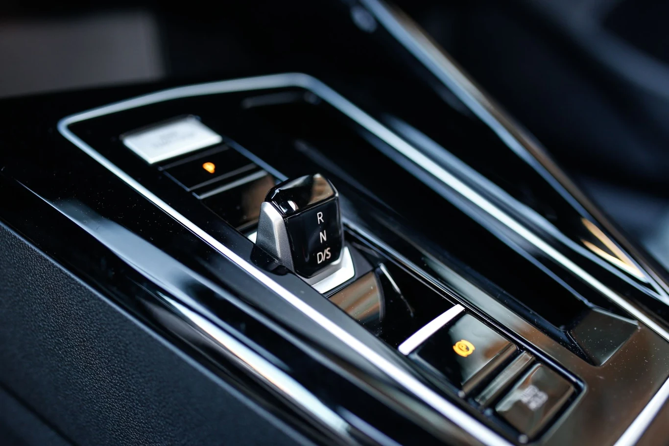 W odróżnieniu od wersji benzynowych silnika 1.5 TSI, gdzie znajdziemy sześciobiegową skrzynię manualną, miękkie hybrydy wyposażono w siedmiobiegową przekładnię DSG.