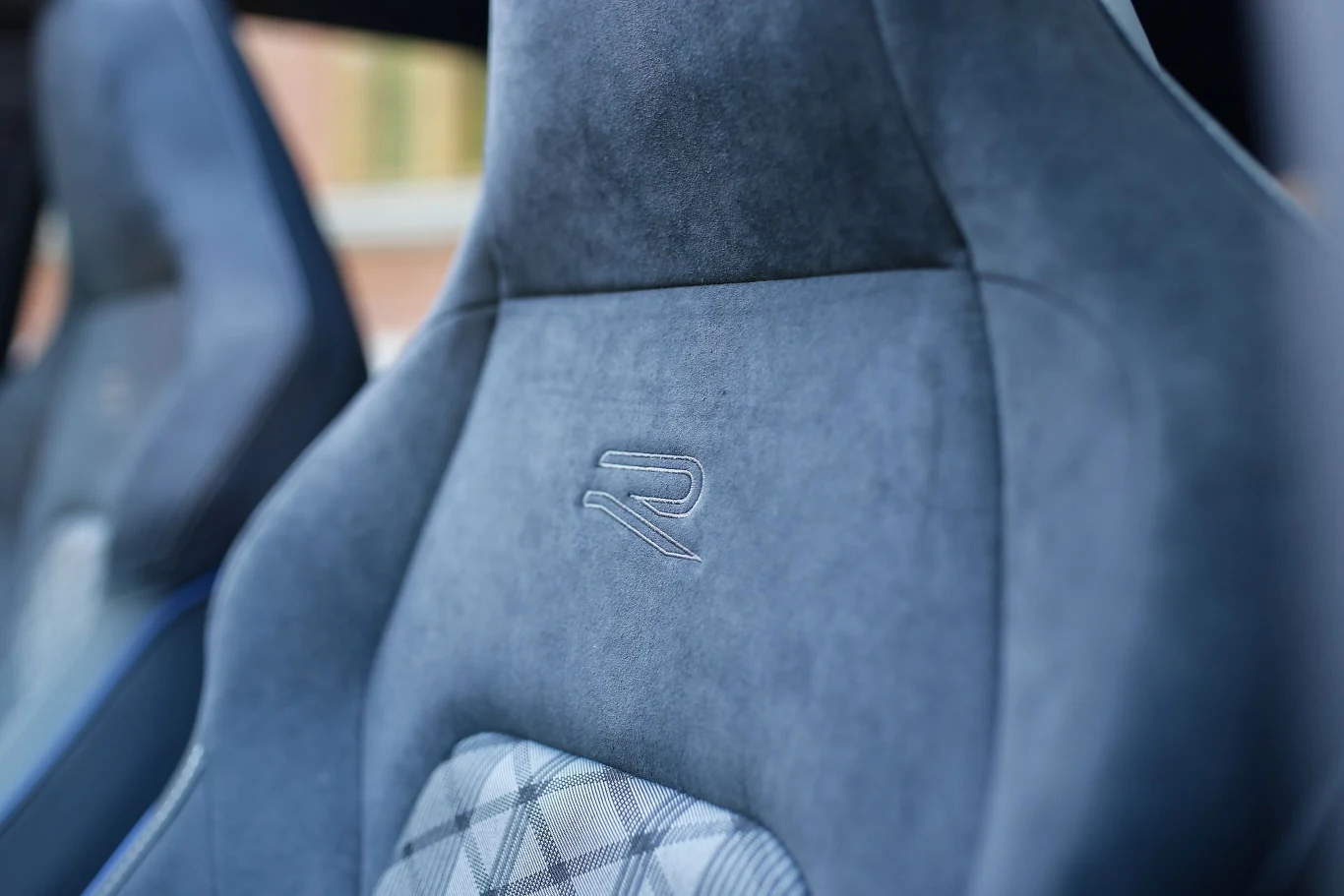 Przednie fotele ze zintegrowanymi zagłówkami wyposażone są w podgrzewanie. Dodatkowo znajdziemy na nich symbol "R".