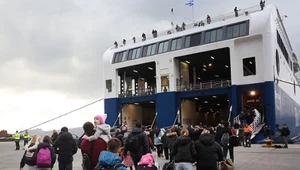 Mieszkańcy i turyści opuszczają Santorini promami