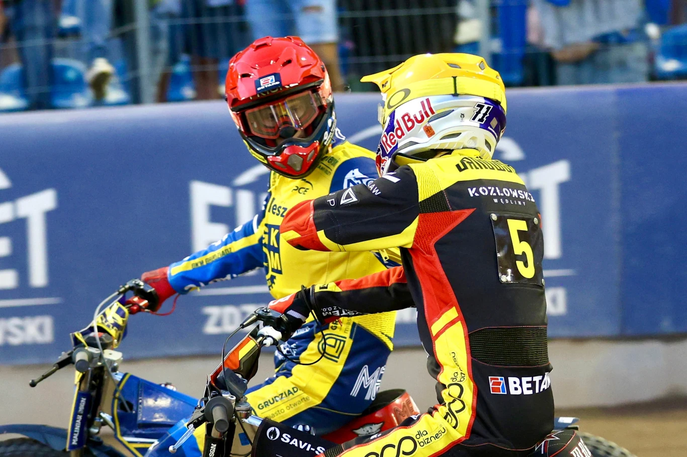 Max Fricke i Maciej Janowski dziękują sobie za walkę na torze.