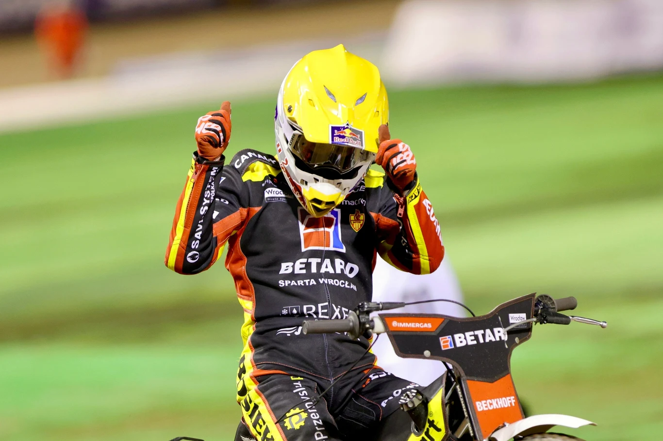 Maciej Janowski dziękuje kibicom za doping.