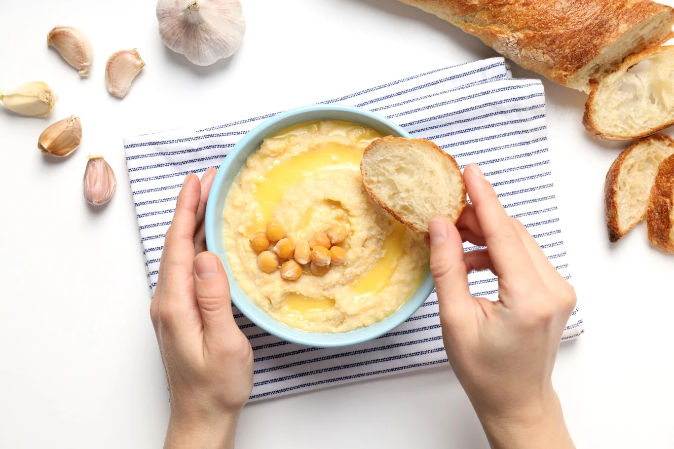 Hummusem możesz nie tylko smarować pieczywo, ale również wykorzystać jako dip do warzyw Hummus, w swojej klasycznej wersji, składa się z kilku prostych, ale wyjątkowo zdrowych składników