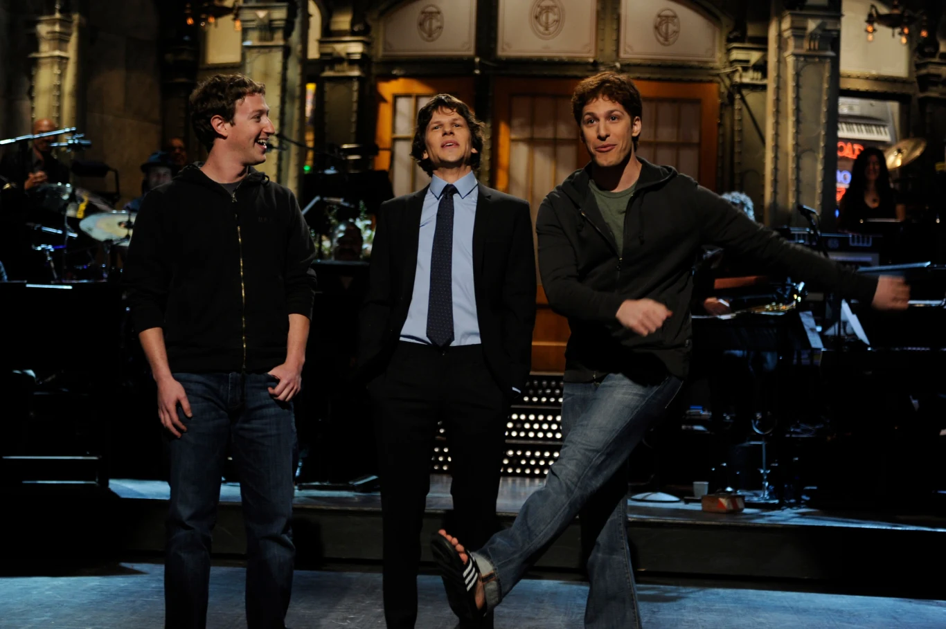 Mark Zuckerberg, Jesse Eisenberg i Andy Samberg w programie "Saturday Night Live" Mark Zuckerberg, Jesse Eisenberg i Andy Samberg w programie "Saturday Night Live"