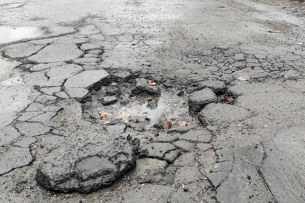 Koniec z dziurami na drogach. Asfalt naprawi się samodzielnie 