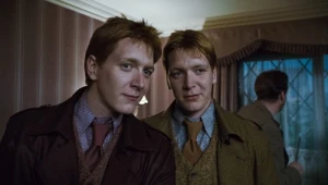 JAMES PHELPS jako Fred Weasley i OLIVER PHELPS jako George Weasley