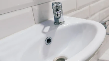 Czy wiesz, jakie jest zastosowanie otworu pod baterią w umywalce? Wielu Polaków nie ma pojęcia