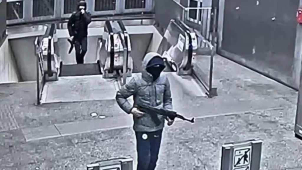 Strzelanina przed stacją metra w Brukseli Strzelanina przed stacją metra w Brukseli