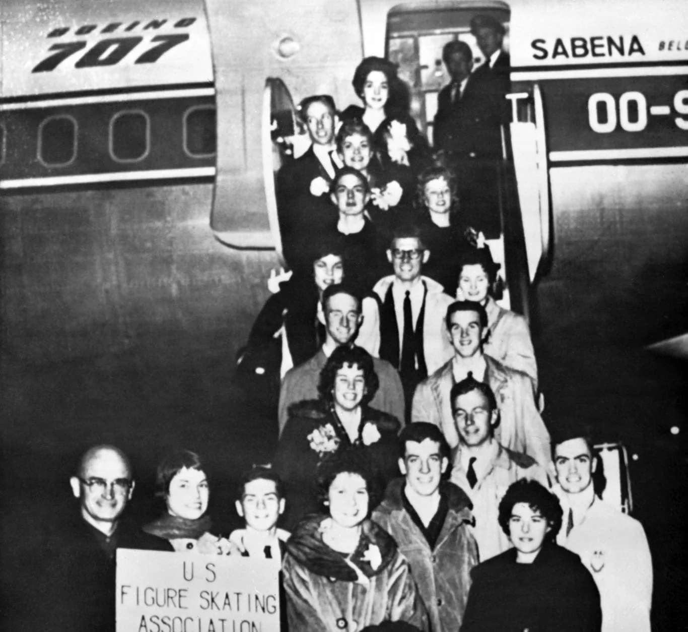 Pamiątkowe zdjęcie reprezentacji USA w łyżwiarstwie figurowym przed startem w Nowym Jorku. Wszyscy zginęli w katastrofie lotniczej w Brukseli 15 lutego 1961 roku