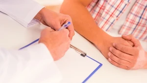 Rak pęcherza moczowego to czwarty najczęstszy nowotwór u mężczyzn, chorują też kobiety. Jakie objawy powinny wzbudzić niepokój?