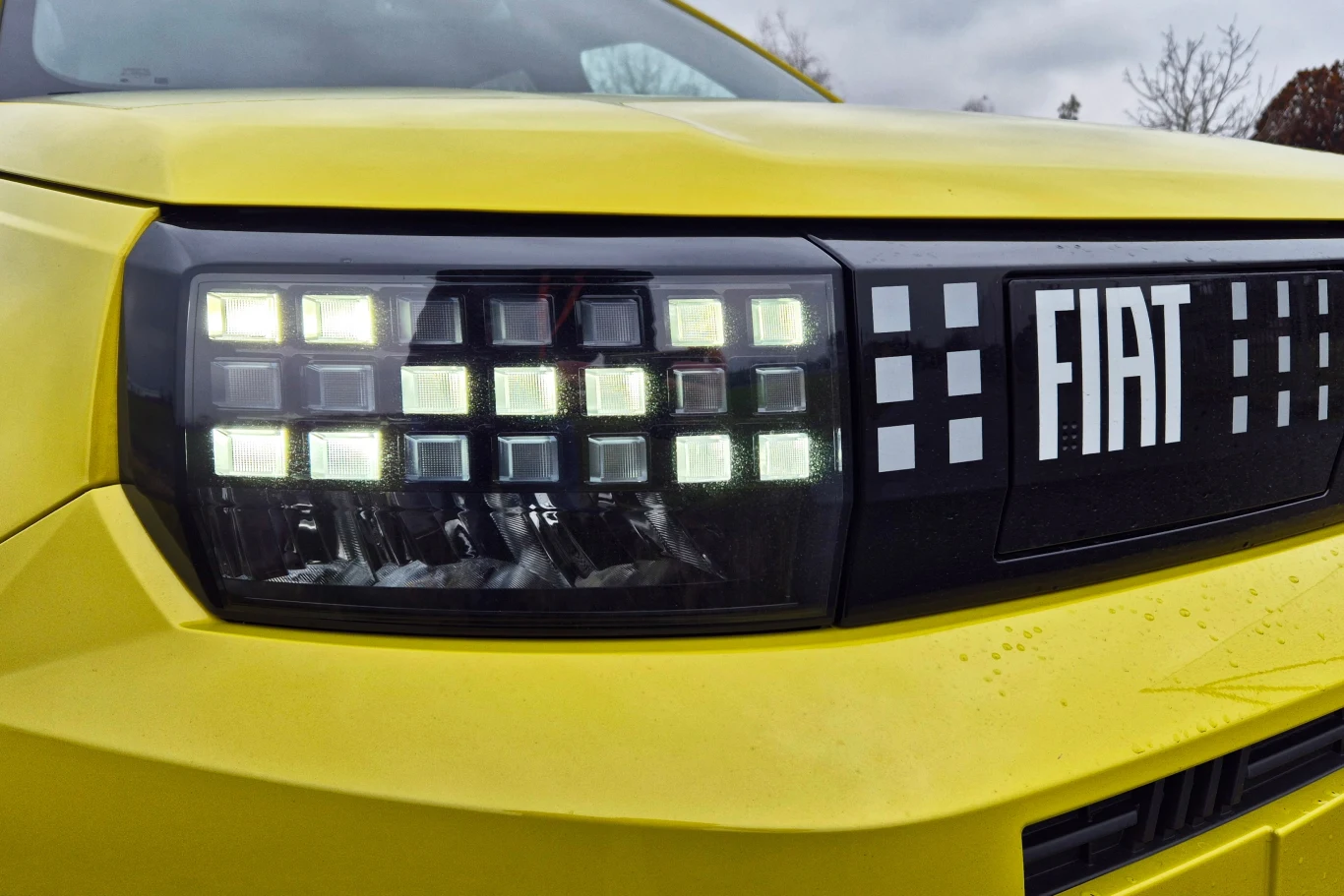 Producent podkreśla, że wygląd świateł do jazdy dziennej "nawiązuje do kultowej gry wideo z lat 80.", ale nie precyzuje o jaką grę chodzi. Prawdopodobnie mowa o "Space Invaders", który to tytuł pojawił się na Atari 2600 w 1980 roku, czyli roku debiutu pierwszej Pandy