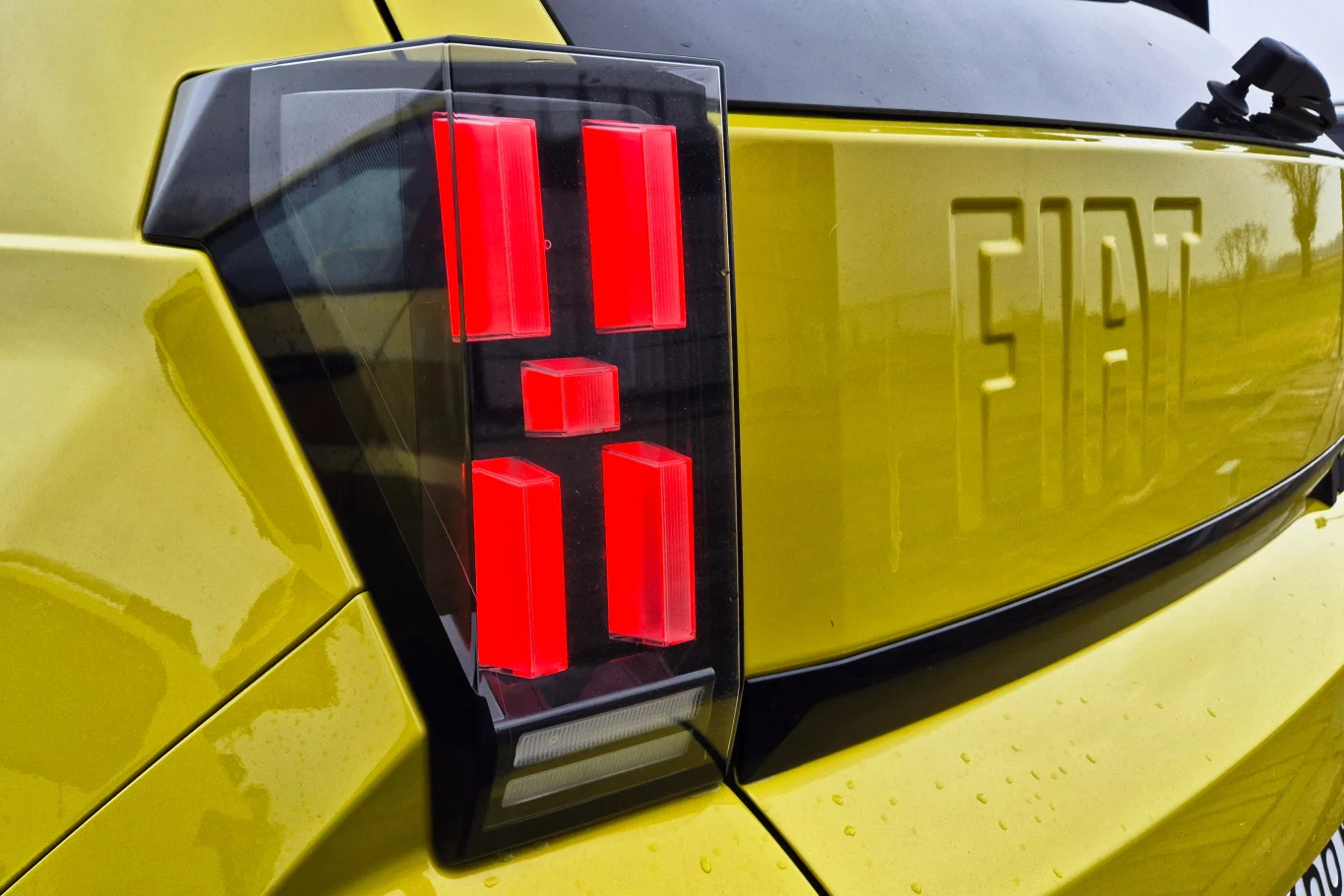 Tylne tylne lampy z kolei "składających się z opalowych kostek, nawiązujących do okien fasady fabryki Lingotto"