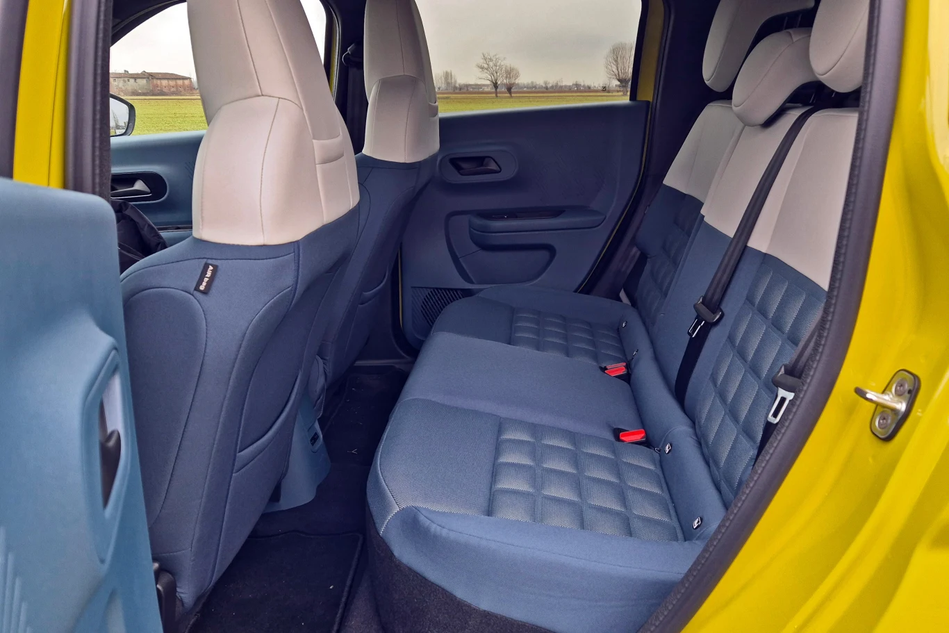 Ilość miejsca z tyłu jest więcej niż zadowalająca jak na 4-metrowy samochód