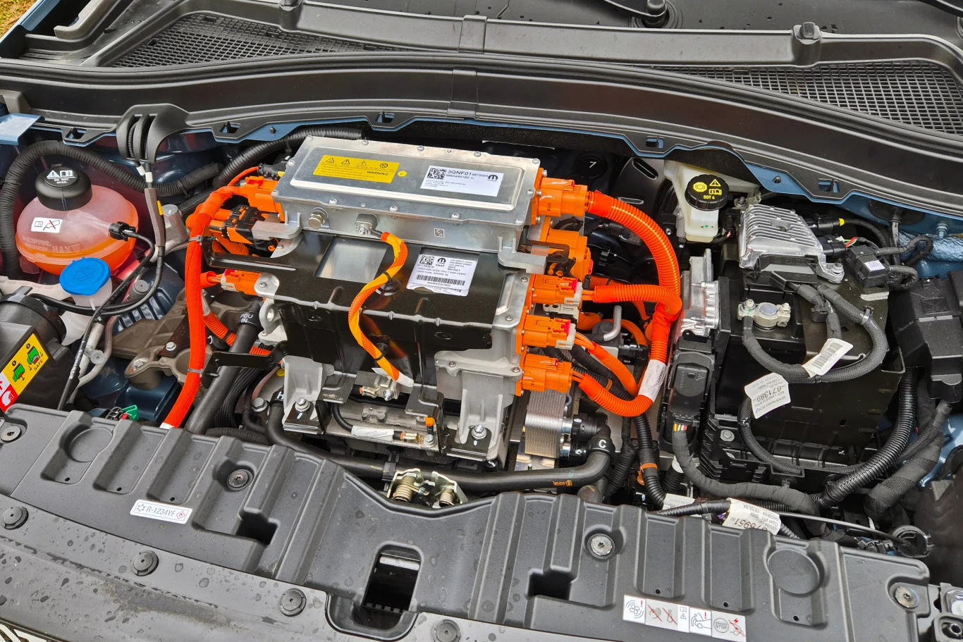 Elektryczna Grande Panda nie ma bagażnika z przodu - pod maską umieszczono silnik oraz cały osprzęt