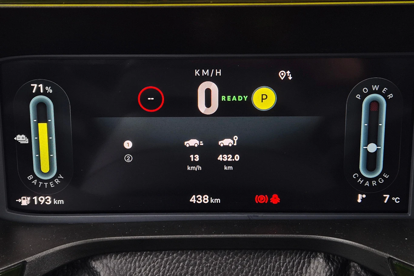 10-calowy ekran nie ma żadnych alternatywnych widoków, a komputer pokładowy nie pokazuje nawet zużycia energii. To spuścizna po Citroenie C3, który zamiast tradycyjnie umiejscowionych wskaźników, ma malutki ekranik na podszybiu