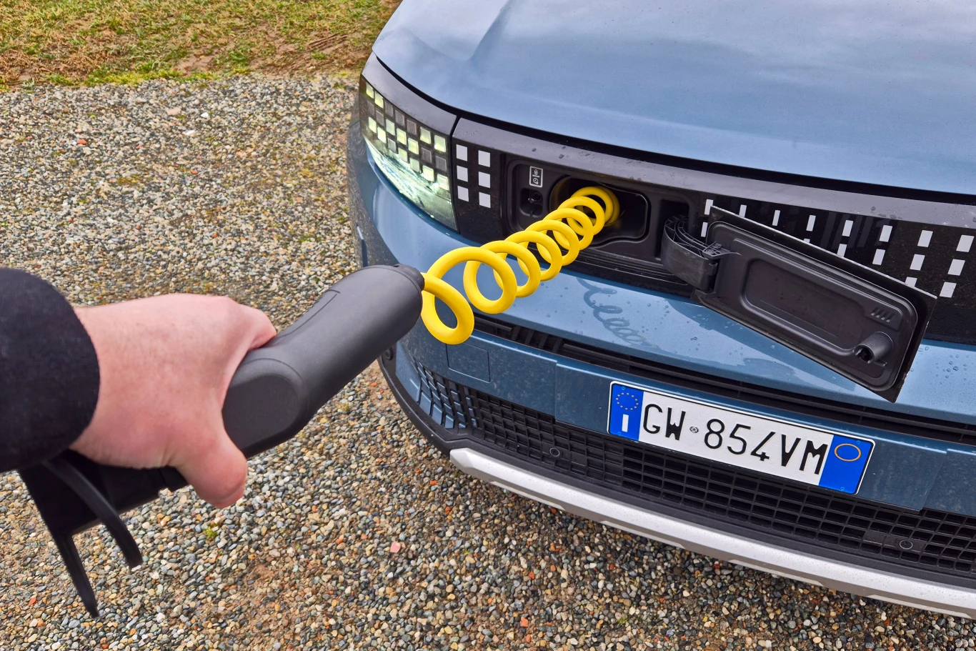 Pod klapką z przodu znajdziemy kabel do ładowania auta prądem AC