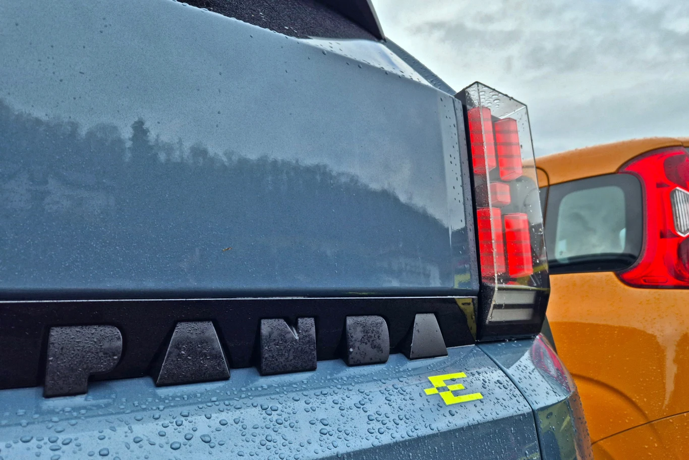 Nawet na klapie bagażnika, gdzie umieszcza się nazwę modelu oraz inne oznaczenia, nie znajdziemy słowa "Grande"