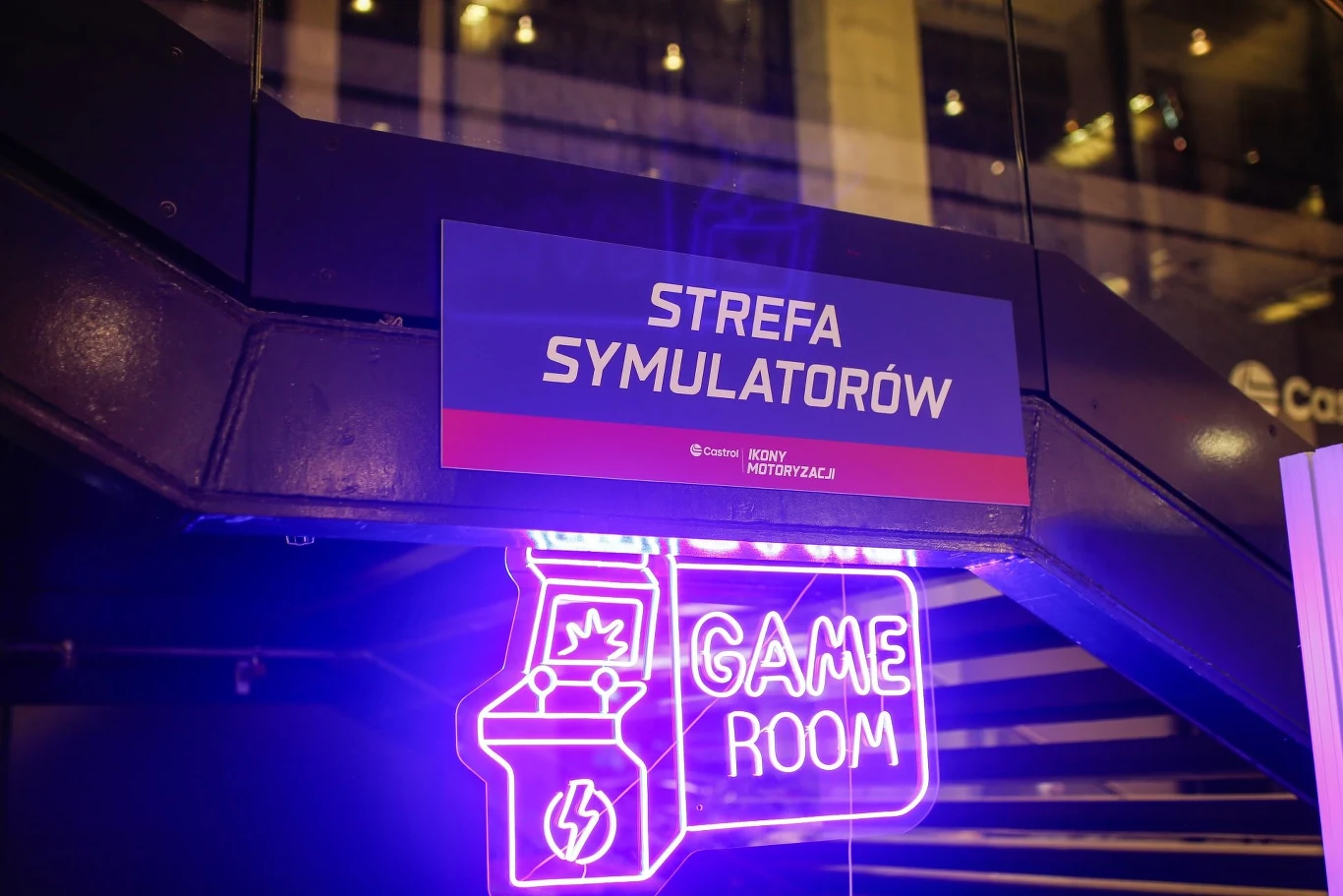 Zwiedzający wystawę mogą spróbować swoich sił na strefie symulatorów.