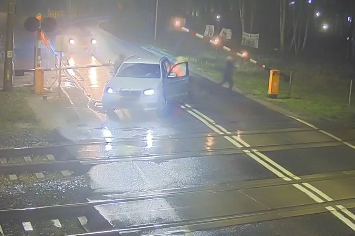 Kierowca BMW wjechał za opadające rogatki. By uniknąć tragedii pasażerki auta wyłamały szlabany Kierowca BMW wjechał za opadające rogatki. By uniknąć tragedii pasażerki auta wyłamały szlabany