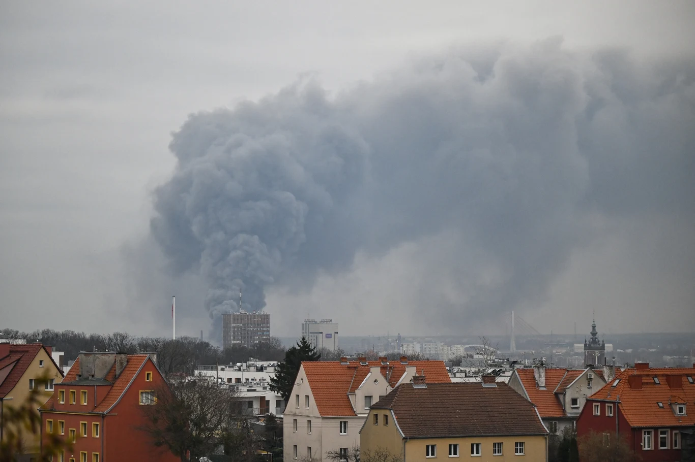 Dym nad Gdańskiem. Płonie hala na Przeróbce Dym nad Gdańskiem. Płonie hala na Przeróbce
