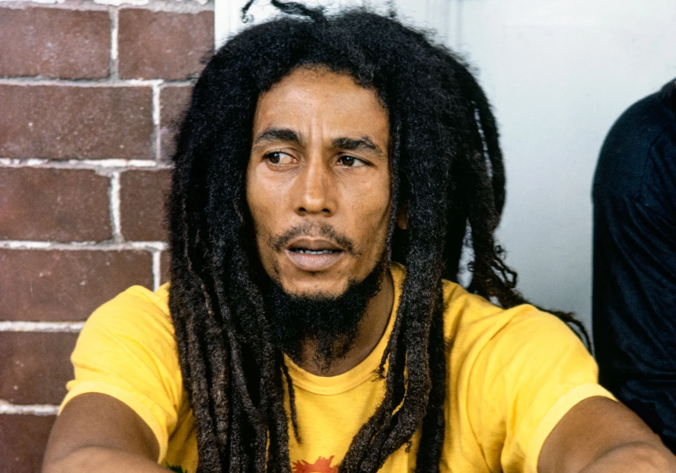 Bob Marley przed swoim domem w Kingston na Jamajce - 9 lipca 1979 r. Bob Marley przed swoim domem w Kingston na Jamajce - 9 lipca 1979 r.