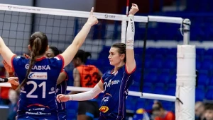 Paulina Damaske (z uniesioną ręką) była jedną z najważniejszych siatkarek PGE Grot Budowlanych Łódź w meczu w Serbii