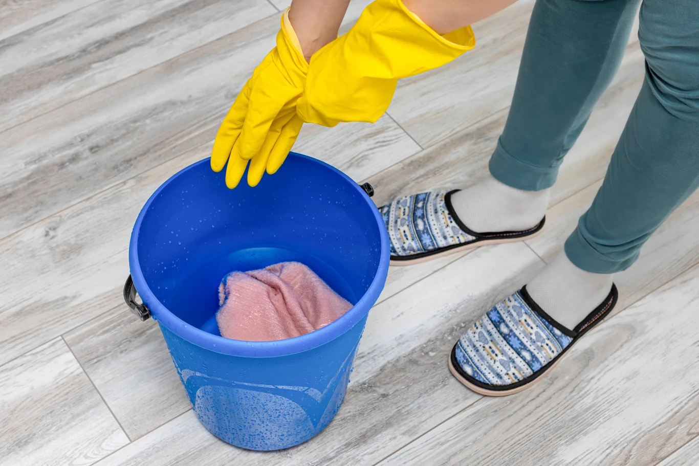 Czym myć podłogę, aby była czysta, lśniąca i bez zacieków? Panele wymagają specjalnej pielęgnacji Czym myć podłogę, aby była czysta, lśniąca i bez zacieków? Panele wymagają specjalnej pielęgnacji