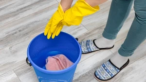 Dolej do wiadra i umyj panele. Będą błyszczące i wolne od smug