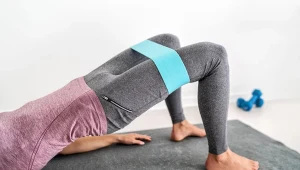 Most "shoulder bridge" to proste ćwiczenie izometryczne, które świetnie rzeźbi pośladki i uda