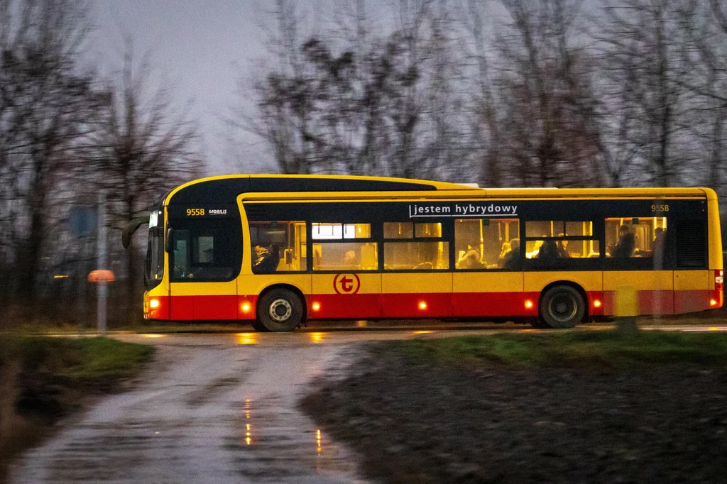 Warszawa. Policja ujęła sprawcę ostrzału autobusu miejskiego. Był już notowany Warszawa. Policja ujęła sprawcę ostrzału autobusu miejskiego. Był już notowany