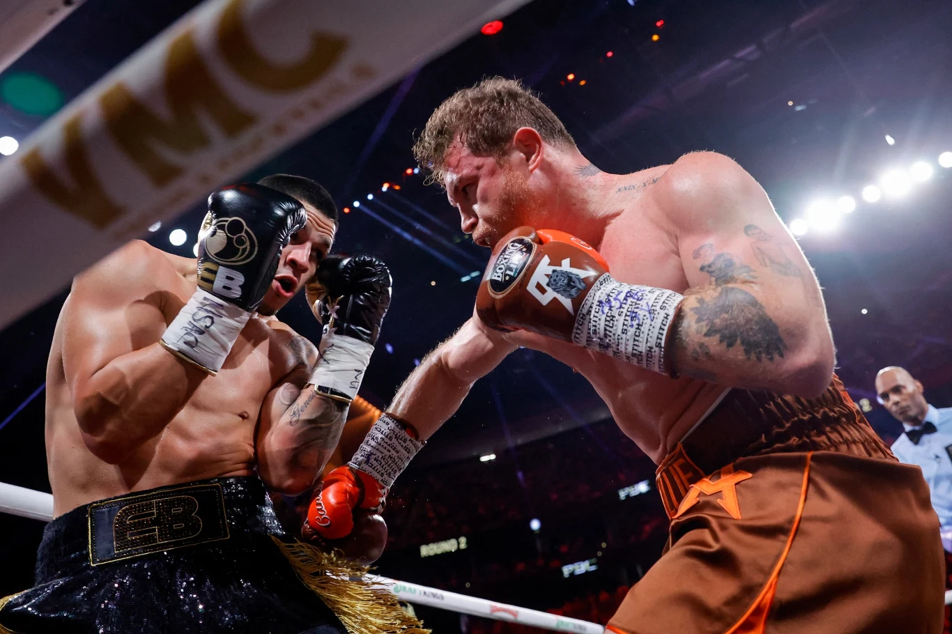 12 września miało dojść do hitowej walki Saula Alvareza (z prawej) i Terence'a Crawforda