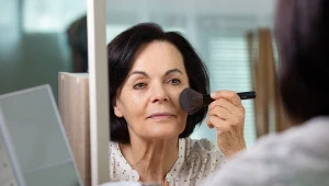 To najlepszy makijaż dla pań po 50-tce. Wygląda świeżo i nie podkreśla zmarszczek 