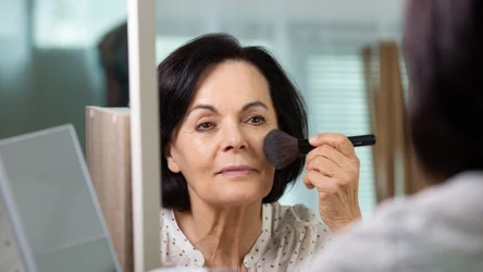 Jaki makijaż dla pań po 50-tce? W ten sposób odejmiesz sobie lat i nadasz promiennego wyglądu. 