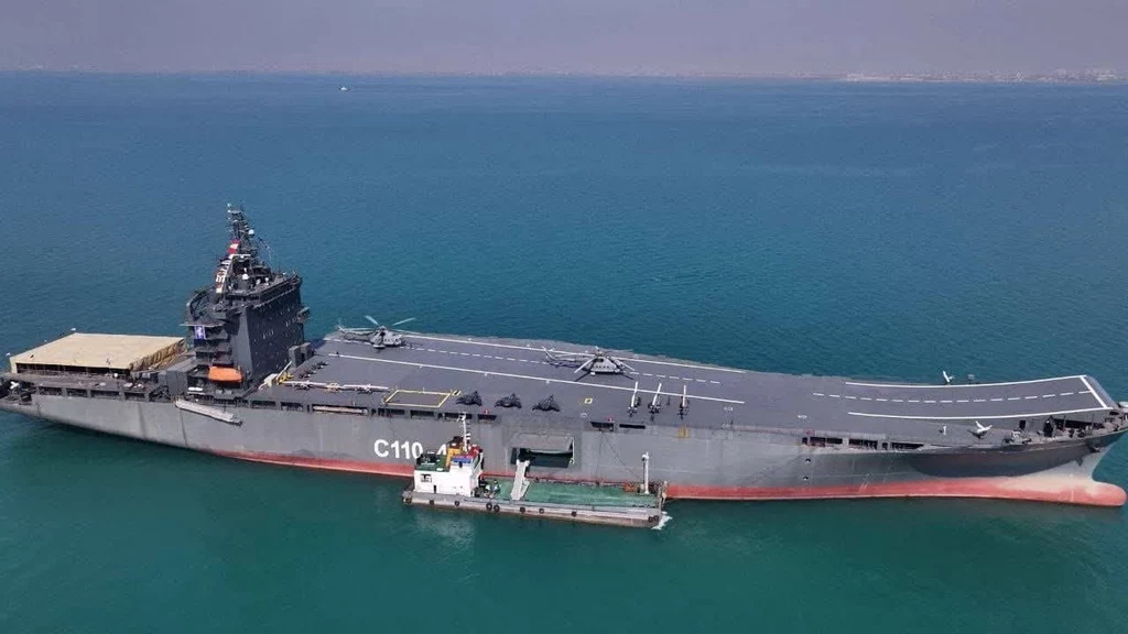 Iran zaprezentował lotniskowiec dla dronów Iran zaprezentował lotniskowiec dla dronów