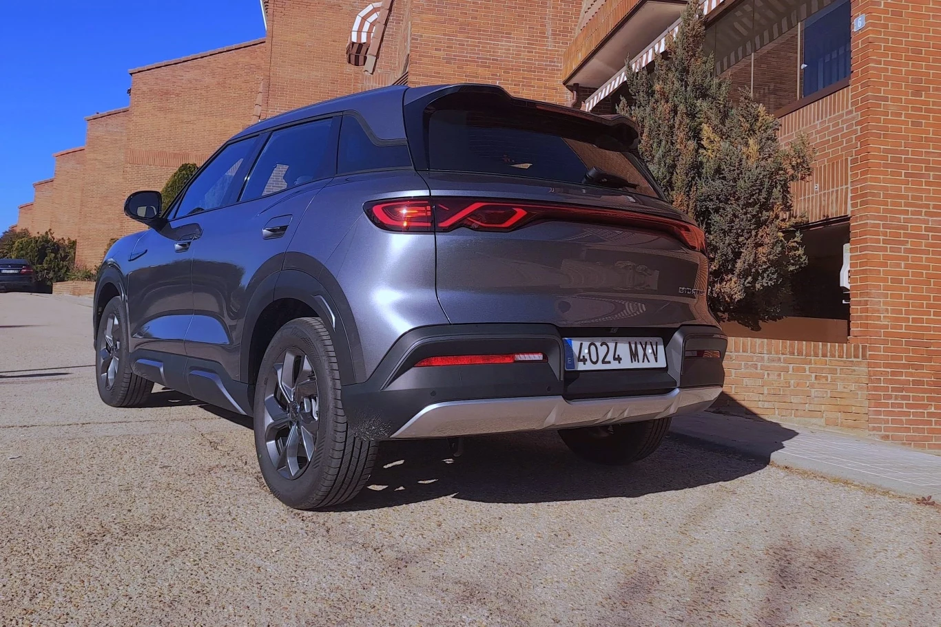 Z tyłu BYD Atto 2 zwraca na siebie uwagę charakterystyczną sygnaturą świateł przypominającą symbol nieskończoności.