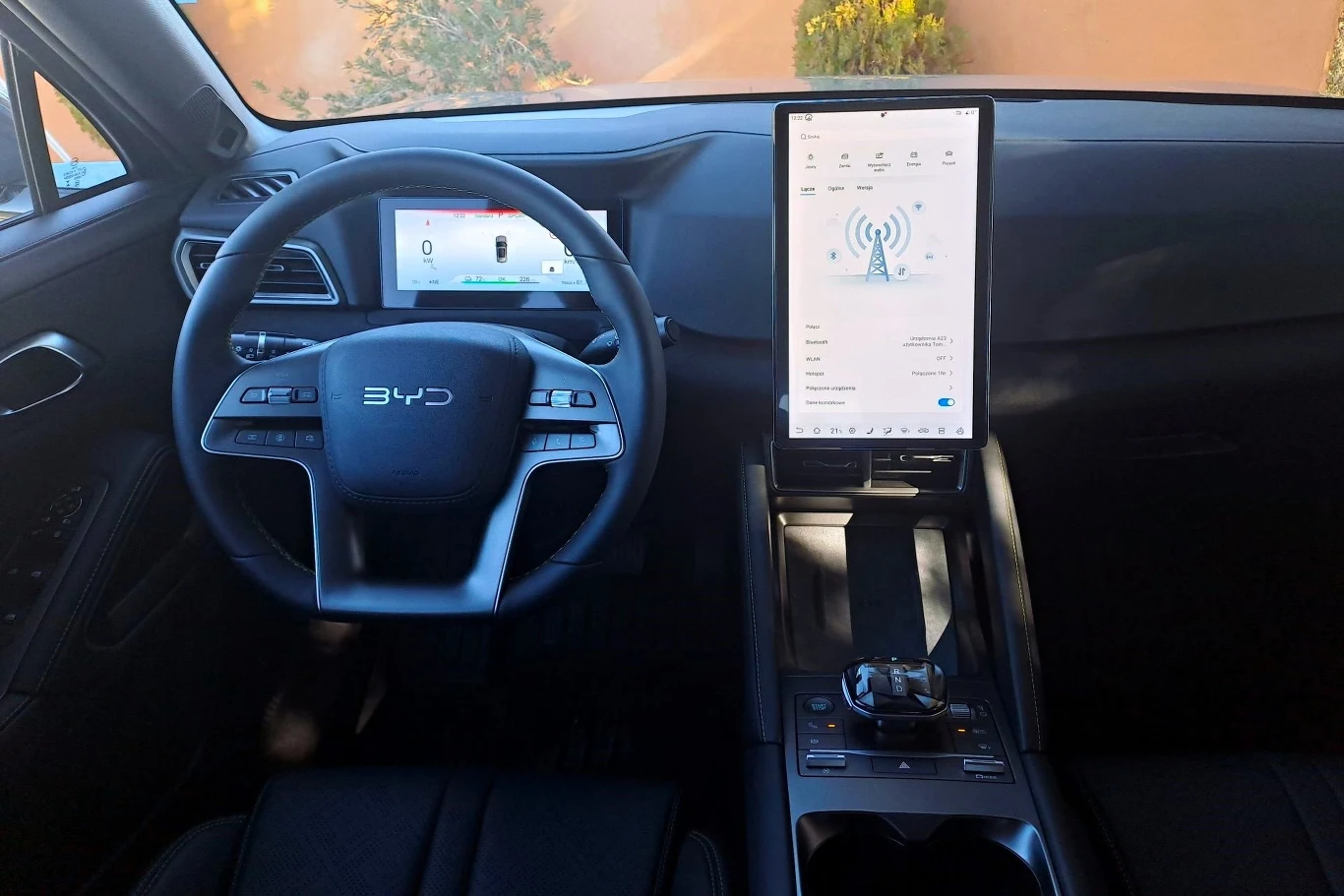 Wnętrze BYD Atto 2 jest zdominowane przez dwa ekrany: 8,8-calowy wyświetlacz multimediów oraz 10,1- lub 12,8-calowy wyświetlacz multimediów.