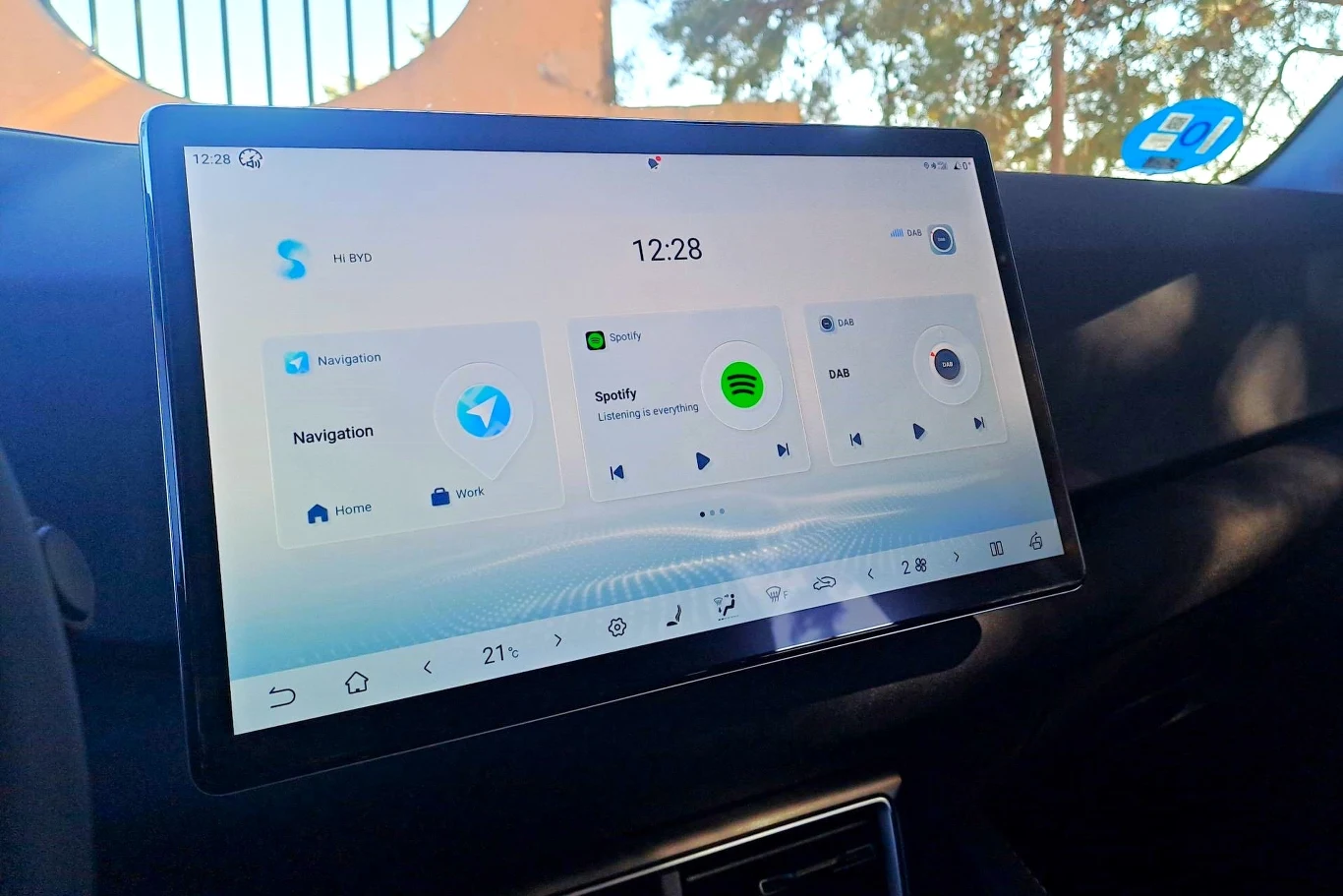 Ekran systemu inforozrywki może mieć układ poziomy lub pionowy. Sterujemy tą funkcją za pomocą dedykowanego wirtualnego przycisku na samym wyświetlaczu.