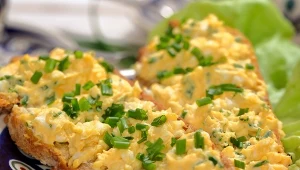 Przepyszna na kanapki, pełna witamin. Prosty przepis na pastę jajeczną z serem