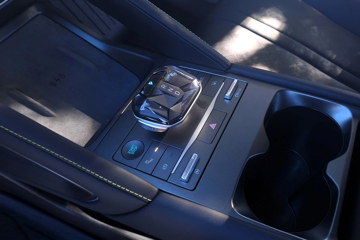 Dźwignia zmiany biegów ma wygląd inspirowany szlifowanym diamentem.