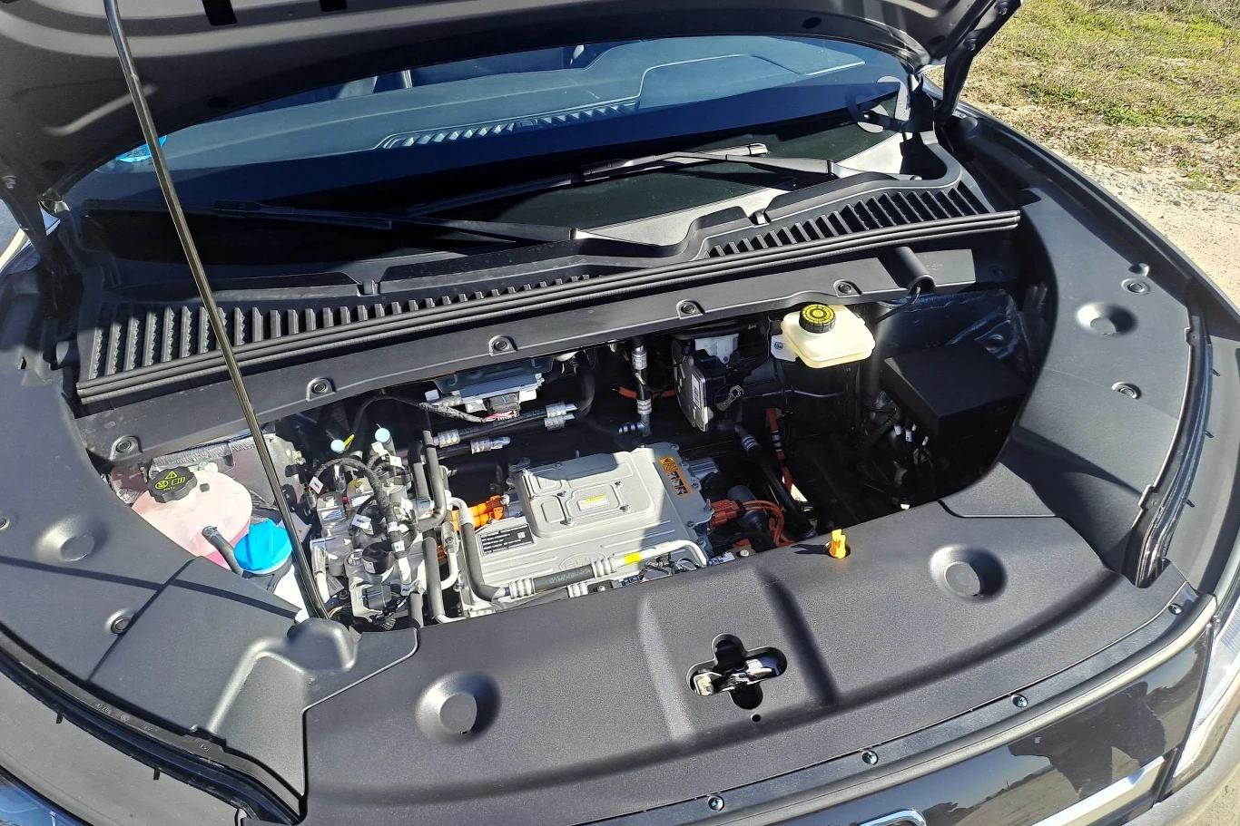 BYD pozostawiło sporą przestrzeń pod maską kompletnie niezagospodarowaną. Spokojnie zmieściłby się tam jeszcze schowek.