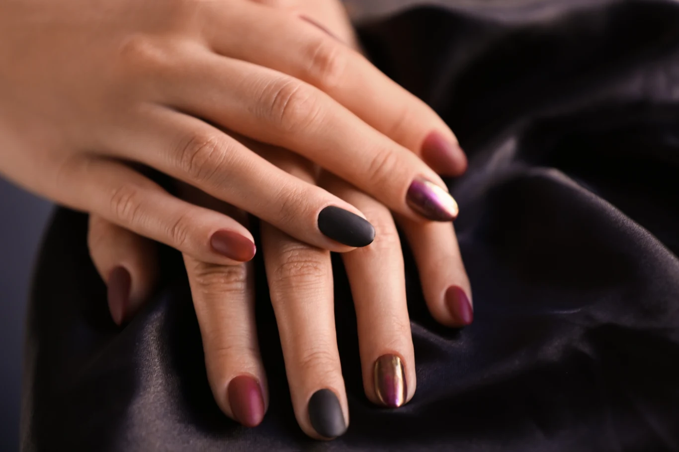 Czarne matowe paznokcie zawsze dobrze wyglądają