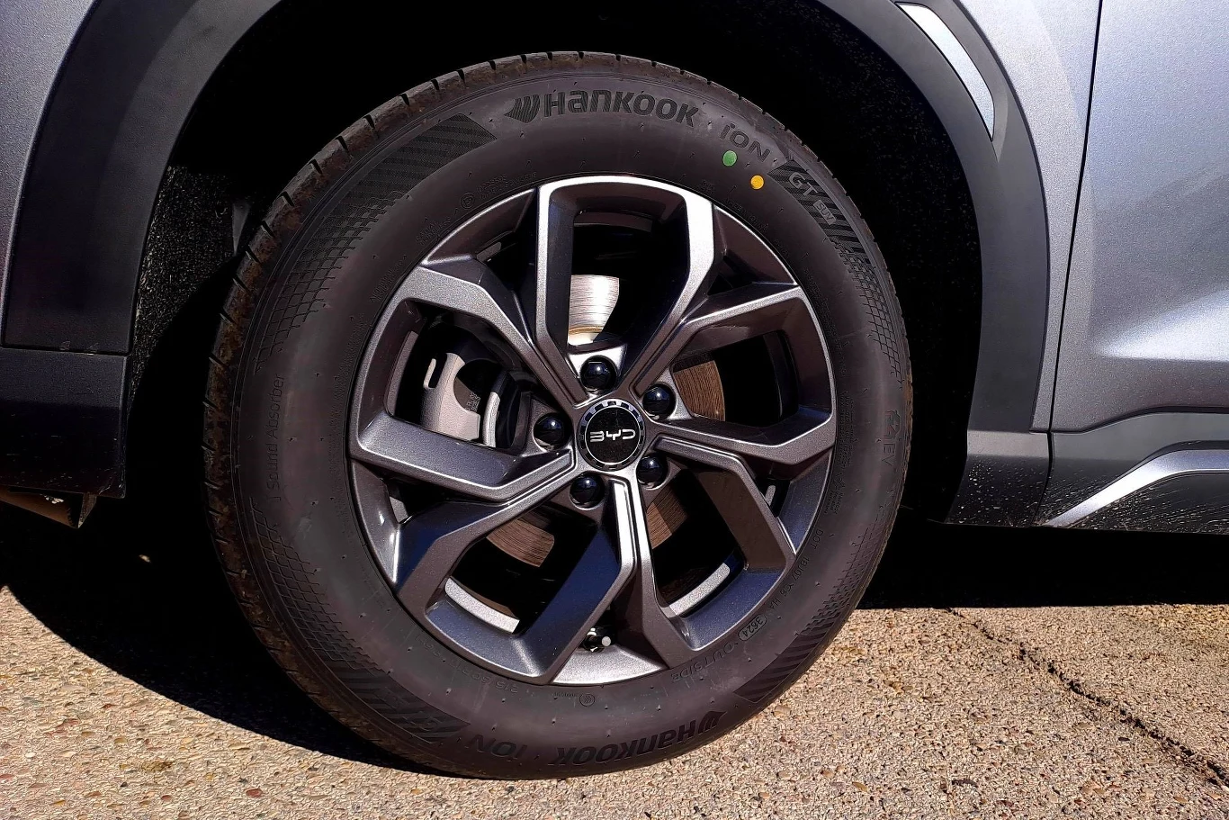 W standardzie BYD Atto 2 stoi na 17-calowych felgach.