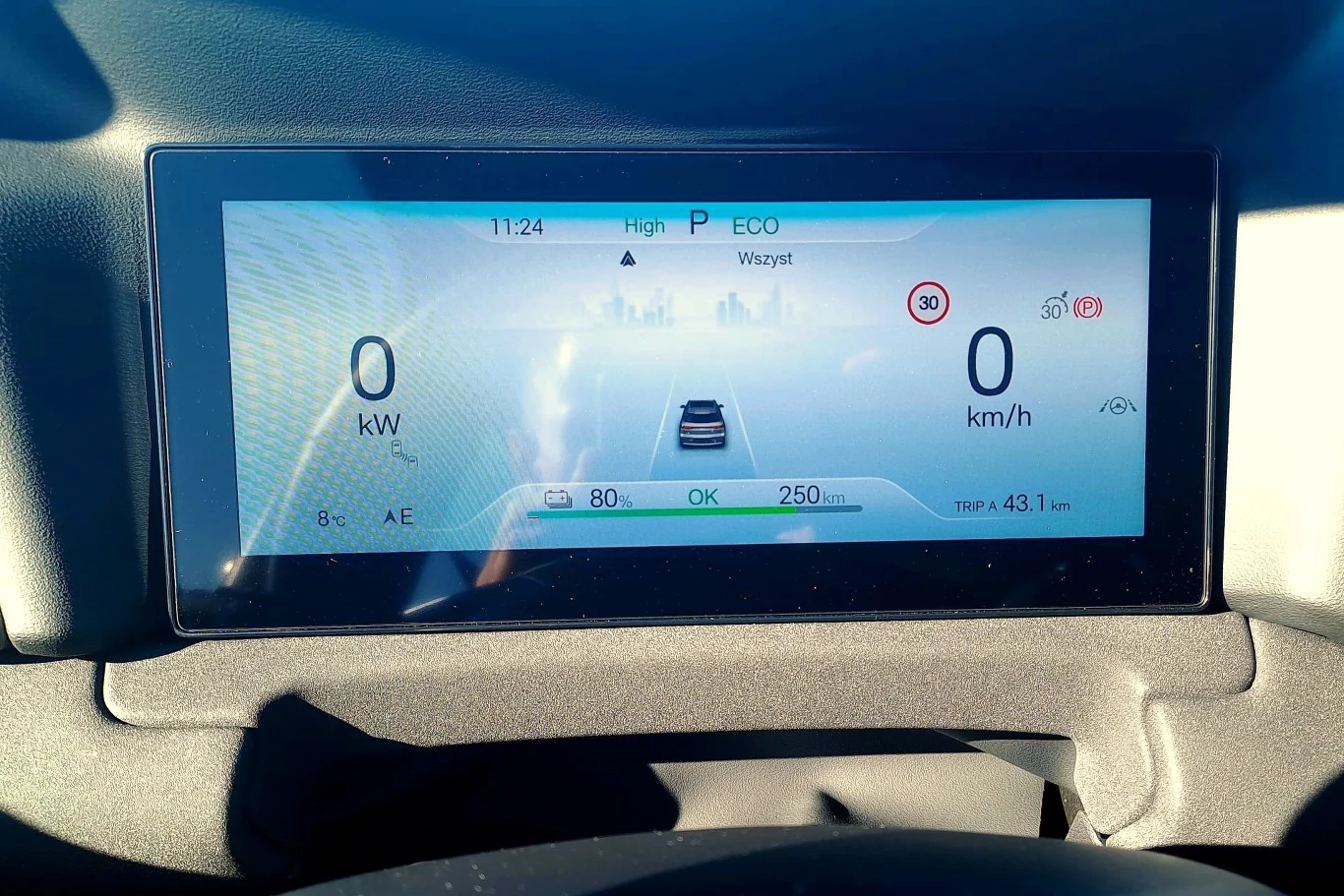 W każdej z wersji wyposażenia BYD Atto 2 wyposażone jest w 8,8-calowy ekran wskaźników.