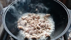 Podczas smażenia filetów z kurczaka pojawia się biała piana. Wiesz, co to jest? 